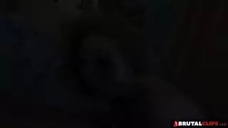 مداعبة قضيبه الصلب بحركات يد سريعة