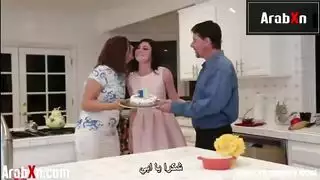 فتاة عيد الميلاد المشاغبة تحصل على هدية خاصة من أبيها