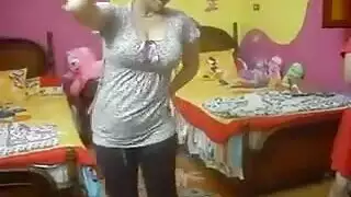 راقصة مصرية ناضجة تعرض نفسها بوقاحة وتلعب بصدورها بقوة