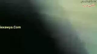 فتيات محجبات يتناوبن على مص رجل محظوظ في سيارة