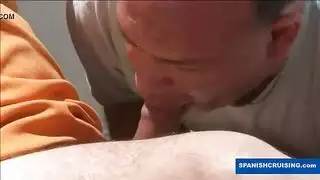 فتاة وقحة تُمارس معها الجنس بقوة من قبل القضيب الأسود الكبير في مكان علني محفوف بالمخاطر