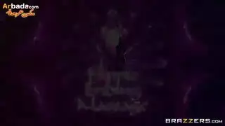 مشهد بورنو شرجي قاسٍ لشقراء صغيرة