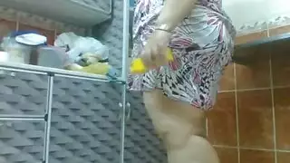جميلة ممتلئة الجسم تكشف عن جسدها الكبير والناعم بدقة عالية