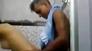 التسلل لجماع أخت في الحمام تابو على الطريقة الإباحية