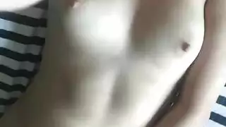 تلميذة مهووسة تمتلئ فتحاتها بقضيب قاطرة ضخم