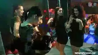 مثليات يمارسن الجنس باللسان: علاقة جماعية مبللة