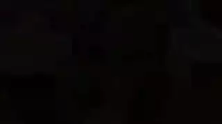 هواة مملوءة تضع ثدييها المنتفخين الضخمين في عرض كامل