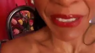 فتاة الجوارب السوداء تلمس فرجها المبلل