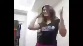 متعة العسل المجاني للفتاة المشاغبة تؤدي إلى مداعبة كسية مكثفة واكتشاف الذات