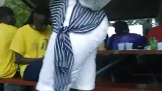 امرأة منحنية بشفاه كس مشعرة تبلع قضيبًا منتصبًا على ركبتيها