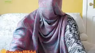 محجبة ذات أثداء كبيرة في عرض كام صريح