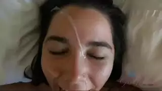 موزة عفية جميلة تتناك بأوضاع قوية على السرير و تحلب زب نياكها في فمها