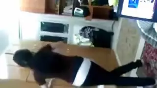 رقص مراهقة مصرية في غرفة النوم يؤدي إلى جماع عنيف جماعي