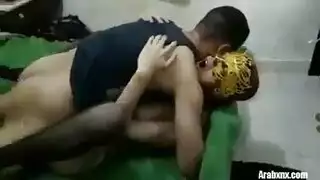 عاهرة متسللة تغوي زوج الصديقة الحميمة من أجل جنس إباحي قاس