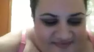 سكس كاميرا مباشر: امرأة مغربية ممتلئة تمارس الجنس مع نفسها بالعُدَد