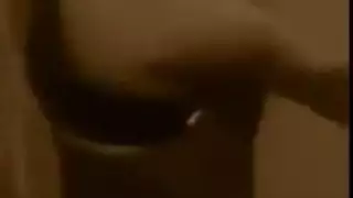 عرض خاص إكس إكس إكس: حبيبة مثيرة في لينجري أحمر تمارس الجنس في الغرفة