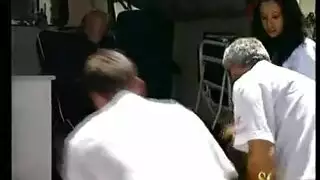 زوجة تأخذ قضيبين ضخمين بينما الزوج يصور الفعل الإباحي
