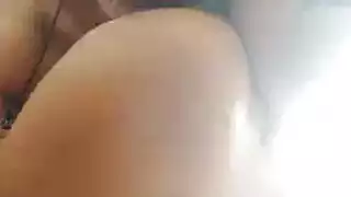 شيخ ينيك زوجته الشقراء وهو ساخن وزبه واقف