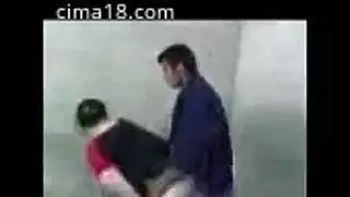 زوجة الجار ذات المؤخرة الكبيرة في الثوب الأحمر تحصل على جماع جماعي خشن