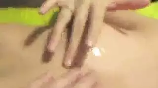 ساخنة محجبة تأخذ قضيباً كبيراً في كل الفتحات