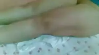 يزيد زوجته وهو يشاهد