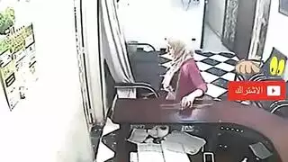موظفة العيادة المحجبة تتفرج في السريع من عشقيها