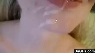 قذف إباحي ضخم يغطي ملامحها الجميلة