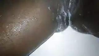 غارقة ويائسة لمضاجعة قاسية