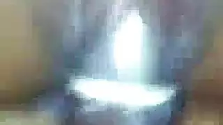 العاهرة السمراء تئن على قضيب كبير