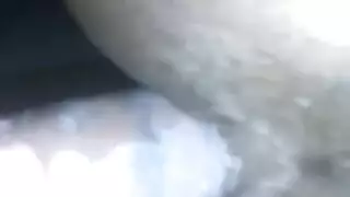 العاهرة السوداء تأخذ ضربًا عميقًا على الأريكة في بورنو عنيف