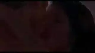 امرأة ممتلئة عارية تتحرك بشكل جنسي صريح في فيلم إباحي