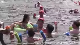 مص إباحي صريح وهو يستعمل أصابعه في فرجها