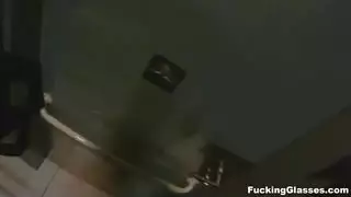 حفلة جنس في حمام عام مع مراهقة شقية