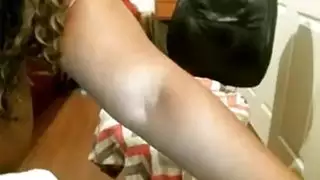 نشاط تحت المكتب: هزاز على بظرها وهي ترضي رئيسها