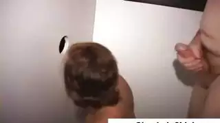 أشاهد زوجتي تئن وهي تلعب بكسيها