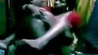 زوجة يائسة تتوق لقضيب صلب وكبير داخلها