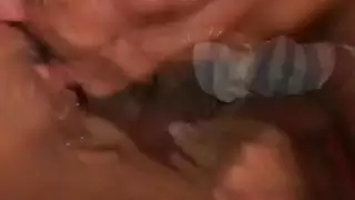 عاهرات تشارك قضيبًا ضخمًا في مشهد إباحي