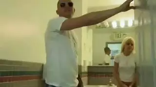مشهد مص إباحي: الشقراء تمارس الجنس على قضيب قوي وتبتلع