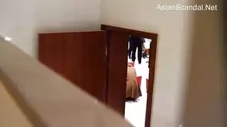 استحمام ساتان إباحي: فتاة صينية تظهر فرجها