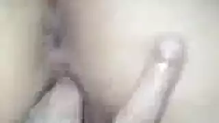 تكشف فرجها الحليق، وتداعبه وهي ترتدي دسارًا أسود
