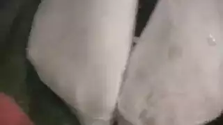 ارتدت ثديها بينما دفعت ثمن ملابسه بجسدها