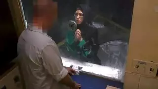 لاجئة يائسة تُملأ بدلاً من أن تُساعد