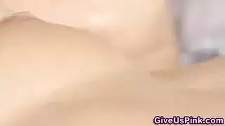 فتاة بيضاء تُضاجع بعنف من عضو أسود في احتفال جنسي وساقيها مفتوحتان