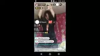 مرح بجوار المدفأة: مراهقة تفرك فرجها ومؤخرتها قبل دش إباحي