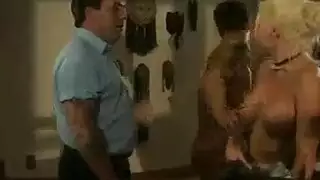 صبي في علاقة حميمة مع امه