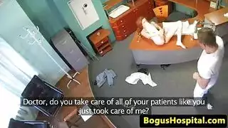 شقراء حمراء مثيرة تحصل على تدليك جسدي كامل مثير