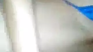 الترجمة: شاب وقح يرتدي جوارب سوداء فقط في ستوديو الفيلم