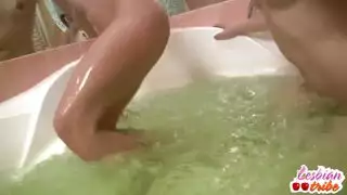 لقاء سحاقي جريء في حمام عام