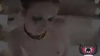المشاغب دعابة يجد نفسها في آلة اللعنة الثابت