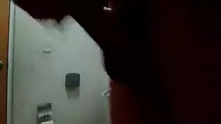 زوجة مثيرة تأخذ قضيب أسود نحيف في مهبلها الخائن